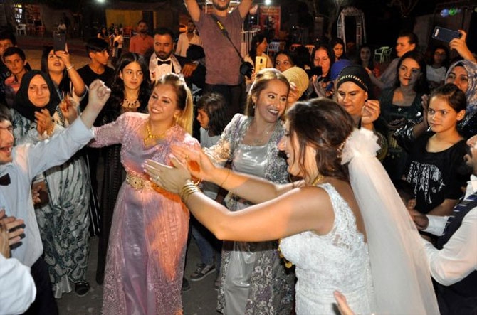 ABD'den Çukurca'ya gelin geldi 6