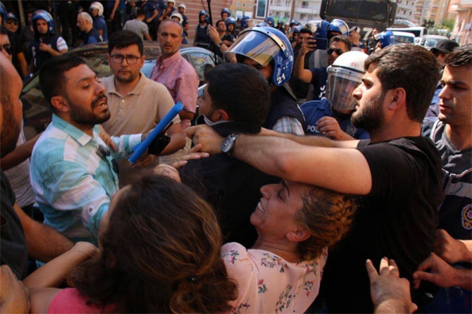 3 kentte kayyum protestoları 24