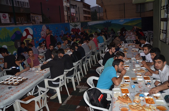 Hakkari'de Öğretmen ve Öğrenciler İftar Yemeğinde buluştu 5