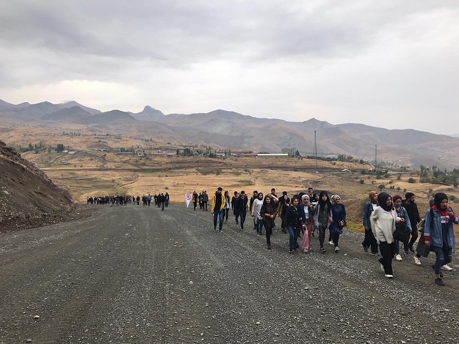 Hakkari Üniversitesi Başkanlığınca doğa yürüyüşü gerçekleştirdi. 5