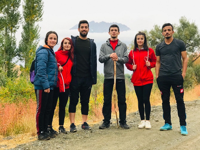 Hakkari Üniversitesi Başkanlığınca doğa yürüyüşü gerçekleştirdi. 7