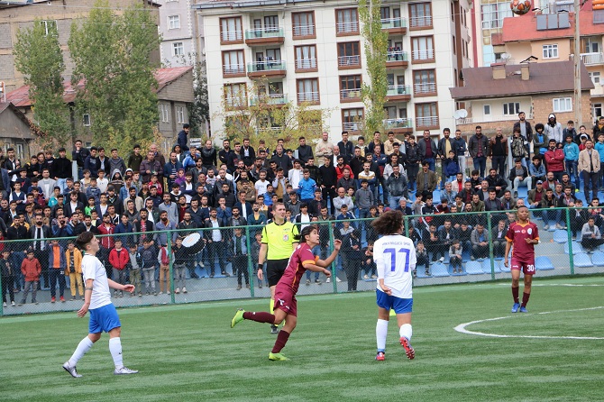 Hakkari'de kadınlar oynadı, erkekler alkışladı 1