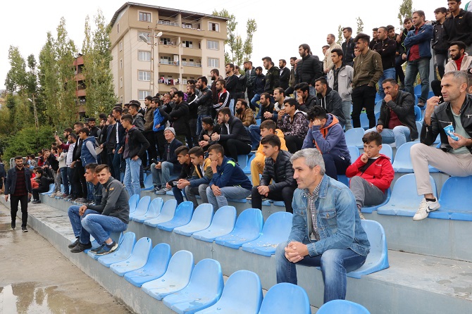 Hakkari'de kadınlar oynadı, erkekler alkışladı 12