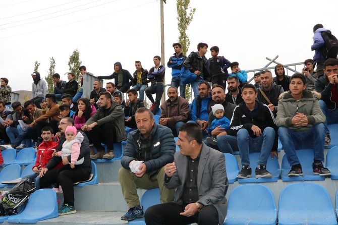 Hakkari'de kadınlar oynadı, erkekler alkışladı 13