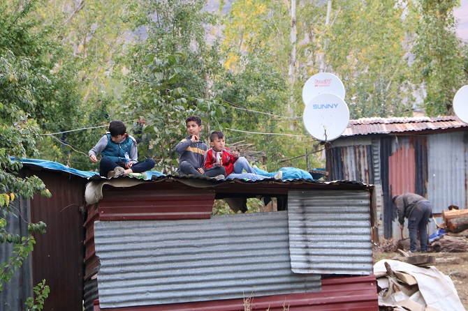 Hakkari'de kadınlar oynadı, erkekler alkışladı 14
