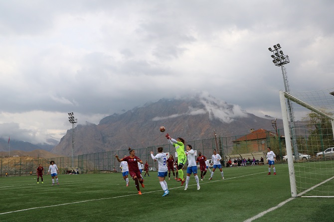 Hakkari'de kadınlar oynadı, erkekler alkışladı 15