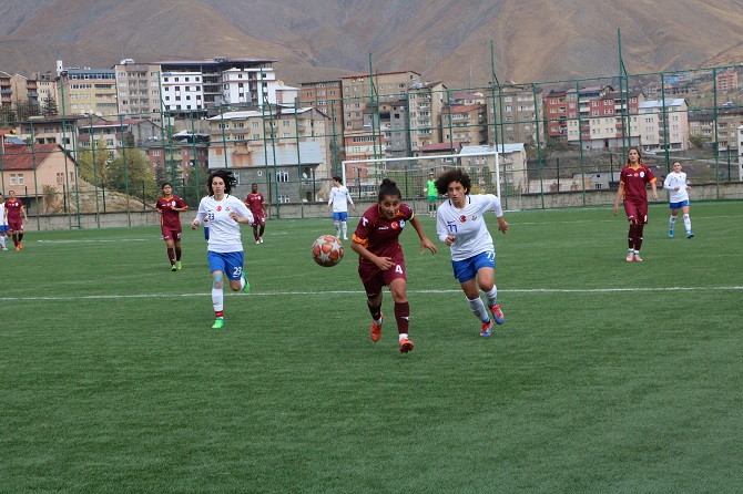 Hakkari'de kadınlar oynadı, erkekler alkışladı 16