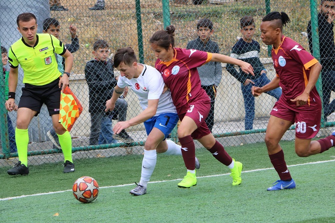 Hakkari'de kadınlar oynadı, erkekler alkışladı 2