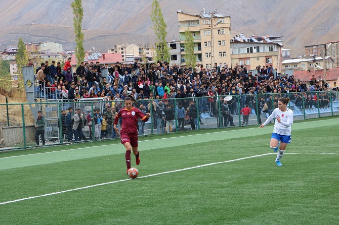 Hakkari'de kadınlar oynadı, erkekler alkışladı 3