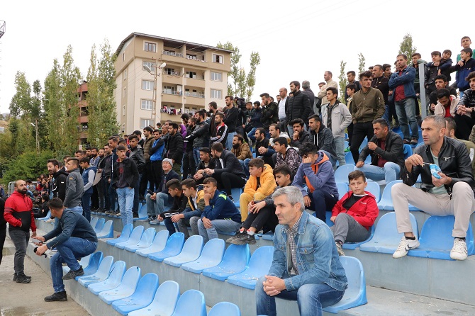 Hakkari'de kadınlar oynadı, erkekler alkışladı 4