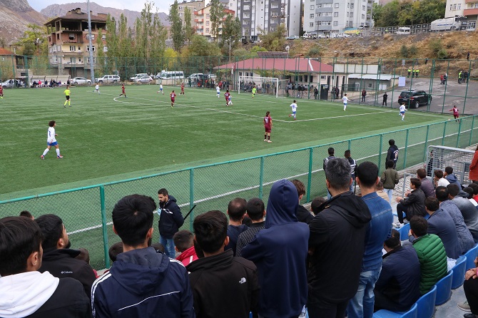 Hakkari'de kadınlar oynadı, erkekler alkışladı 5