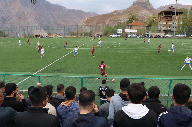 Hakkari'de kadınlar oynadı, erkekler alkışladı 6