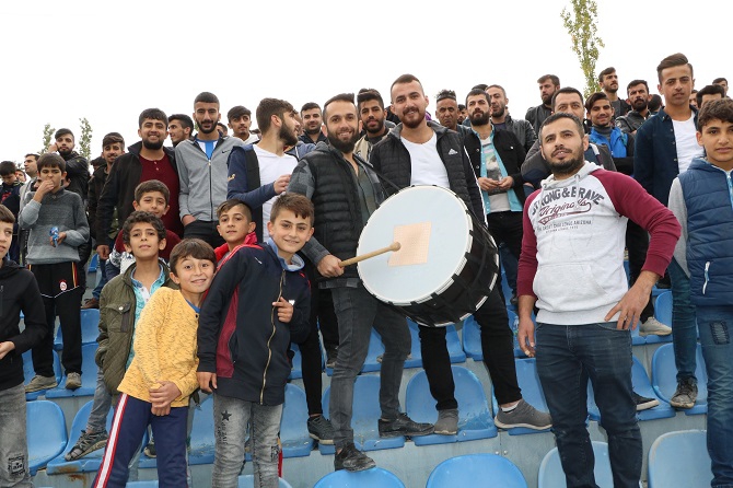 Hakkari'de kadınlar oynadı, erkekler alkışladı 7