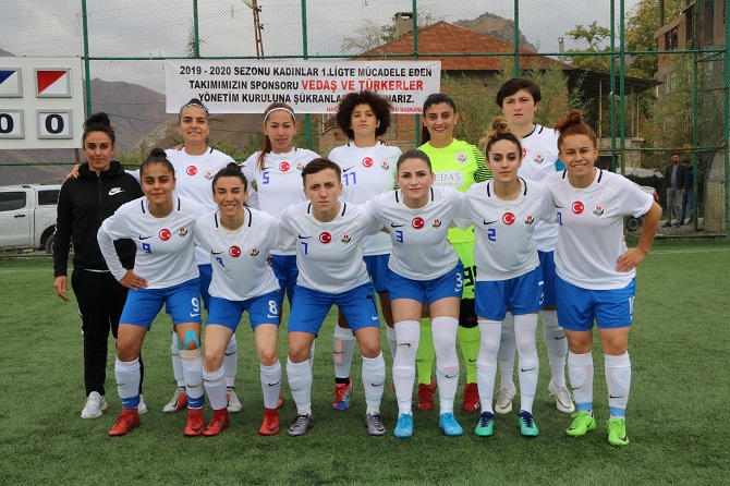 Hakkari'de kadınlar oynadı, erkekler alkışladı 8