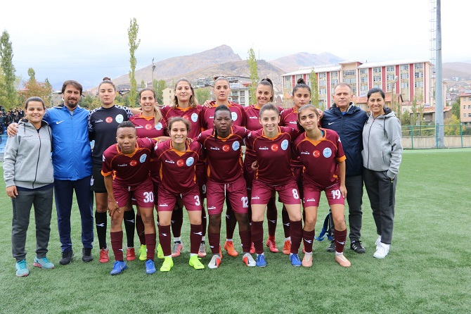 Hakkari'de kadınlar oynadı, erkekler alkışladı 9