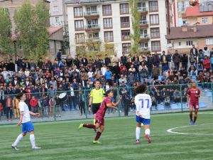 Hakkari'de kadınlar oynadı, erkekler alkışladı