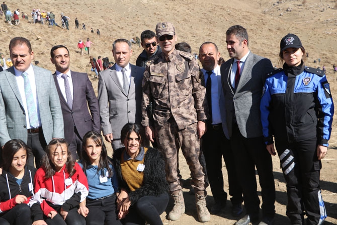 Hakkari'de fidan dikimi etkinliği 15