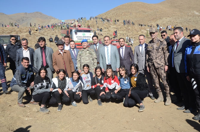 Hakkari'de fidan dikimi etkinliği 21