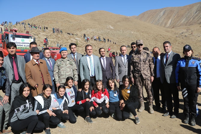 Hakkari'de fidan dikimi etkinliği 38