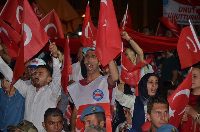 Hakkari’de 15 Temmuz yürüyüşü düzenlendi 10