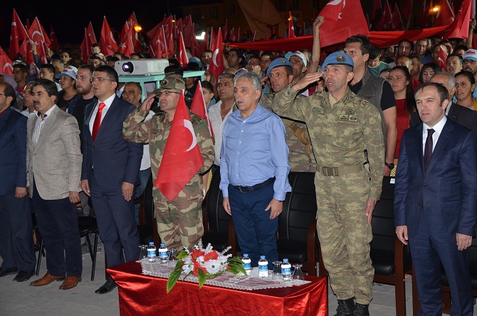 Hakkari’de 15 Temmuz yürüyüşü düzenlendi 16