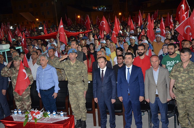 Hakkari’de 15 Temmuz yürüyüşü düzenlendi 17