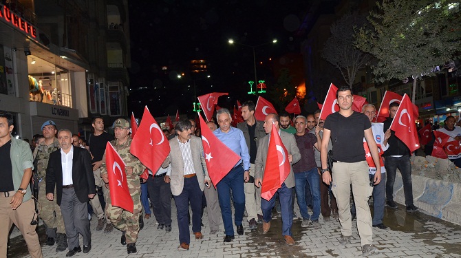 Hakkari’de 15 Temmuz yürüyüşü düzenlendi 3
