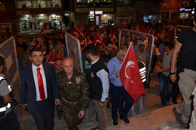 Hakkari’de 15 Temmuz yürüyüşü düzenlendi 8