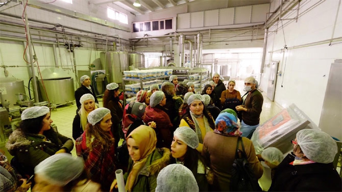 Hakkari kadın girişimciler Yüksekova'da işletmeleri gezdi 11