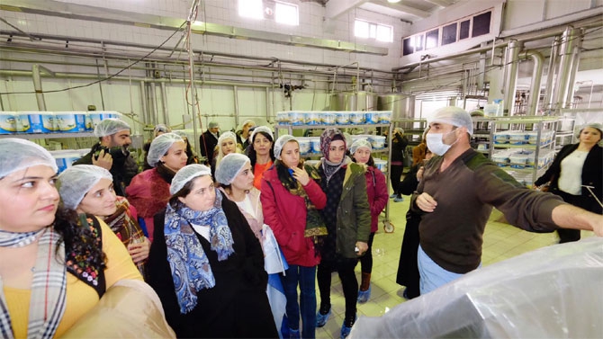 Hakkari kadın girişimciler Yüksekova'da işletmeleri gezdi 12