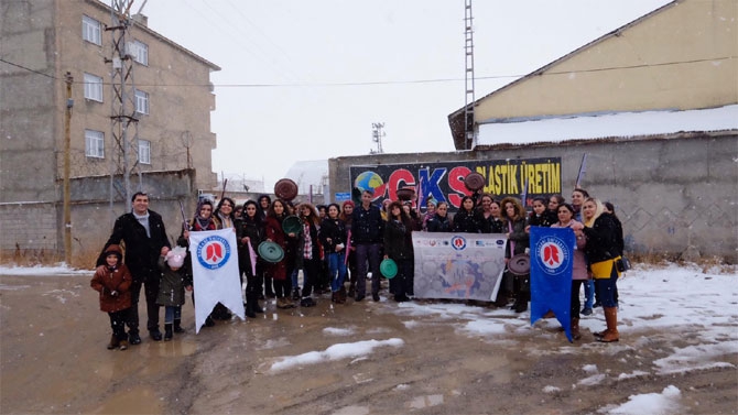 Hakkari kadın girişimciler Yüksekova'da işletmeleri gezdi 13