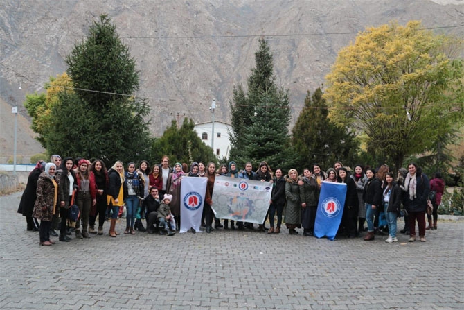 Hakkari kadın girişimciler Yüksekova'da işletmeleri gezdi 9