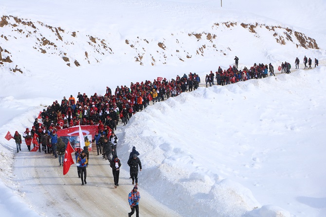 Hakkari'de, Sarıkamış şehitleri için yürüyüş 1