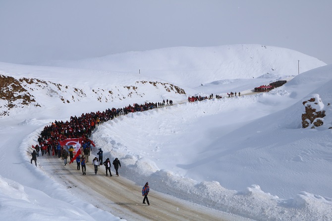Hakkari'de, Sarıkamış şehitleri için yürüyüş 2