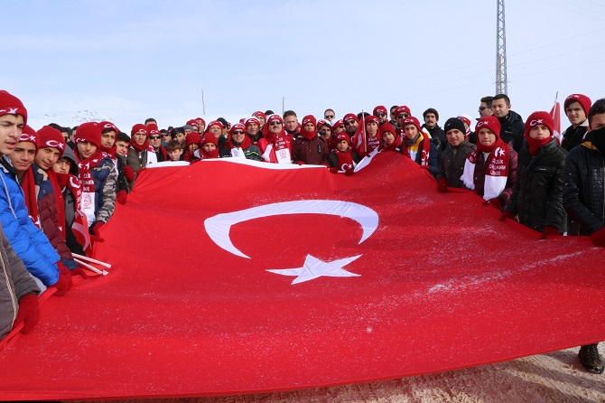 Hakkari'de, Sarıkamış şehitleri için yürüyüş 8