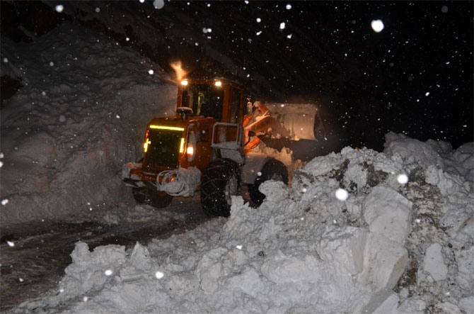 Hakkari'de ekipler diyaliz hastası için seferber oldu 12