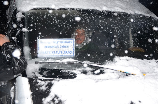 Hakkari'de ekipler diyaliz hastası için seferber oldu 13