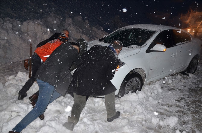 Hakkari'de ekipler diyaliz hastası için seferber oldu 14