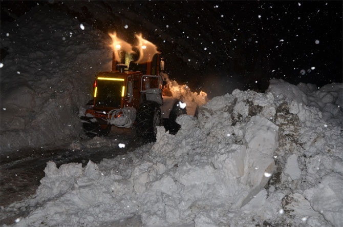 Hakkari'de ekipler diyaliz hastası için seferber oldu 16