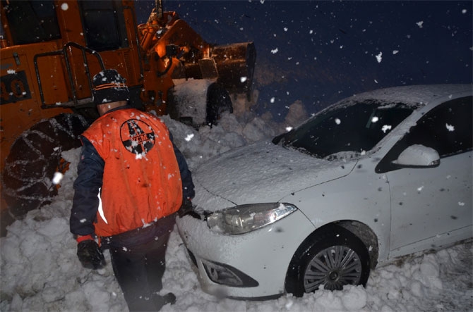 Hakkari'de ekipler diyaliz hastası için seferber oldu 4