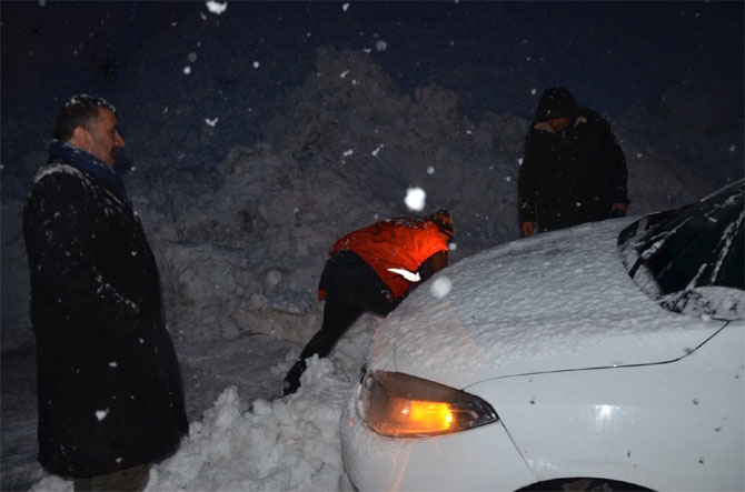 Hakkari'de ekipler diyaliz hastası için seferber oldu 8
