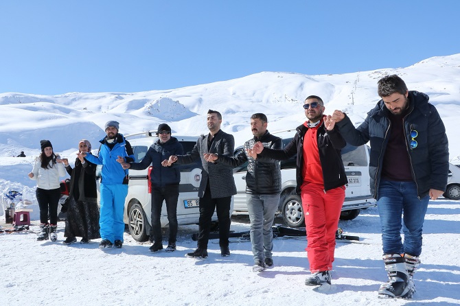 Hakkarililer hafta sonu kayak merkezine akın etti! 1