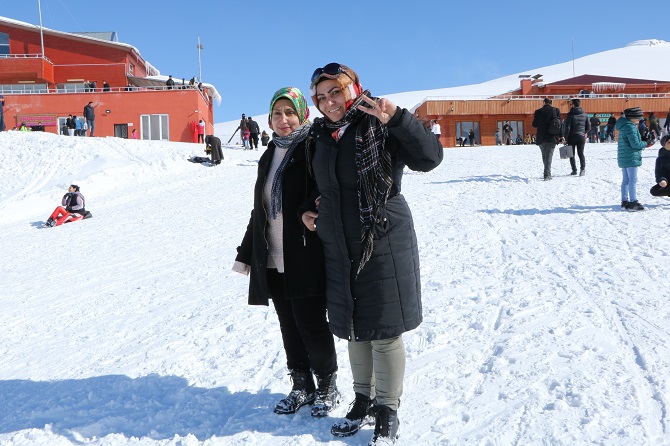 Hakkarililer hafta sonu kayak merkezine akın etti! 10