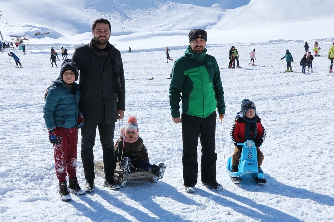 Hakkarililer hafta sonu kayak merkezine akın etti! 11