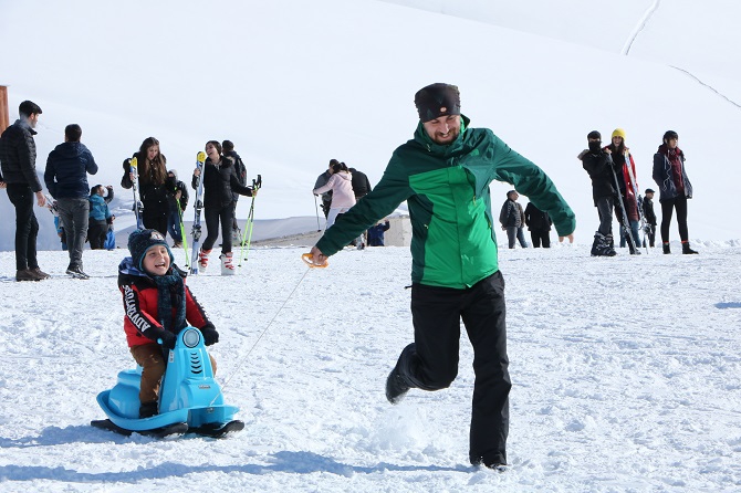 Hakkarililer hafta sonu kayak merkezine akın etti! 12