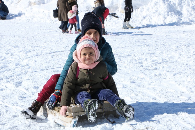 Hakkarililer hafta sonu kayak merkezine akın etti! 13