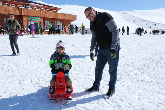 Hakkarililer hafta sonu kayak merkezine akın etti! 14