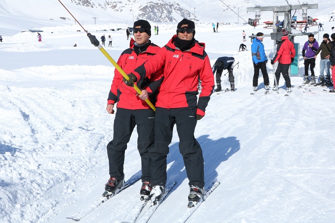 Hakkarililer hafta sonu kayak merkezine akın etti! 16