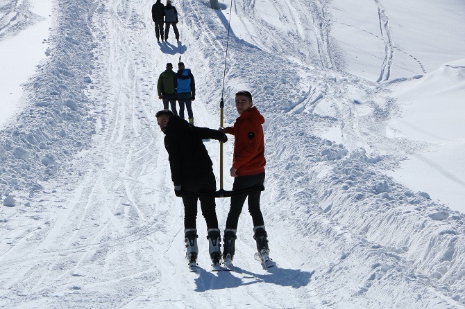 Hakkarililer hafta sonu kayak merkezine akın etti! 20