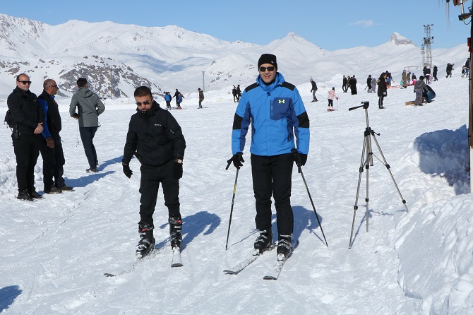 Hakkarililer hafta sonu kayak merkezine akın etti! 22